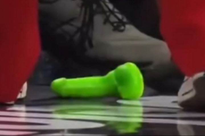 WNBA赛场扔假阳具之人被抓了😡向场内投掷物品至少会遭禁赛一年