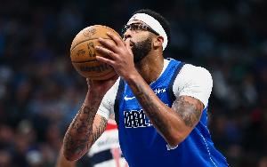 浓眉赛季前三场场均24.7分12板2.3断1.7帽 投篮命中率49.1%