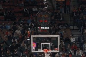 早干嘛去了!猛龙主场比赛开打 计时器还没调试好...